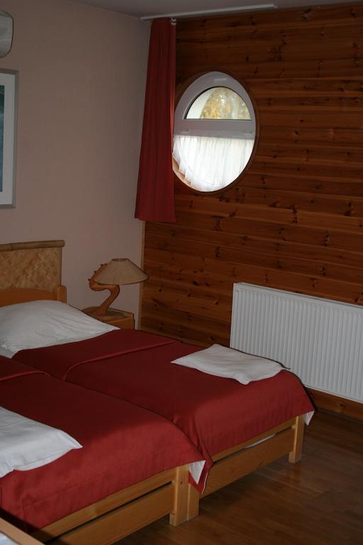 Nautilus Etterem Es Panzio Hotel Dabas Cameră foto